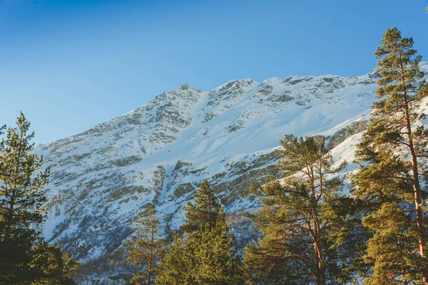 Lumina soarelui în munții de zăpadă — Fotografie, imagine de stoc