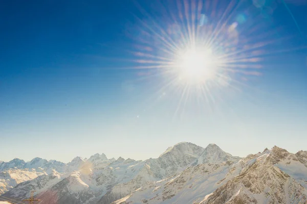 Lumière du soleil dans les montagnes — Photo