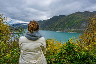 Kız manzara resmini alır