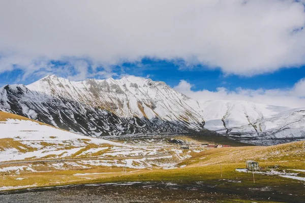 Montañas en la nieve — Foto de Stock