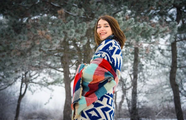 Retrato de inverno de menina encantadora Fotos De Bancos De Imagens