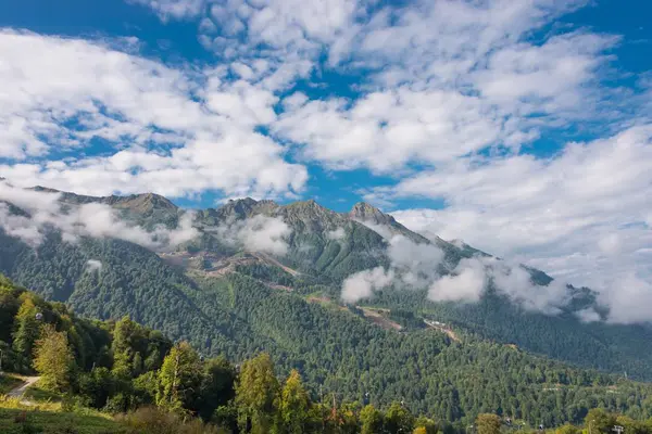 Paesaggio nuvoloso in montagna (luce del giorno ) — Foto Stock