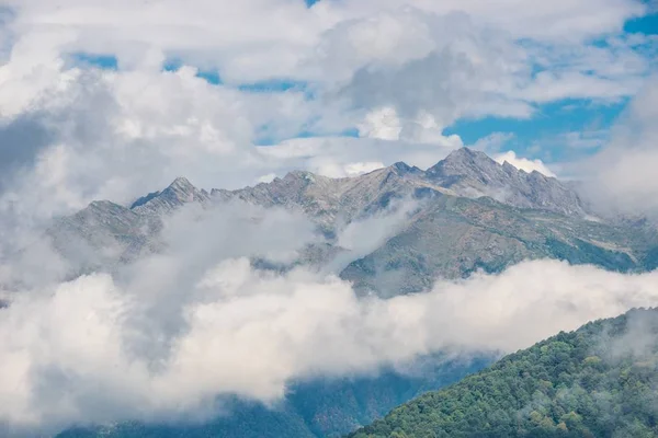 Grandes nubes en las montañas — Foto de Stock