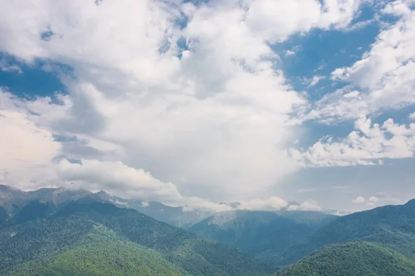 Paisaje nublado en las montañas (gran paisaje ) — Foto de Stock