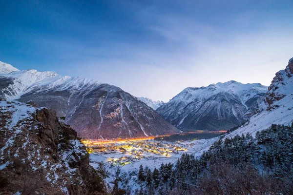 Paesaggio Urbano Montagna Crepuscolo — Foto Stock