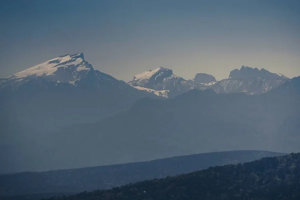 Crépuscule Dans Les Montagnes Enneigées — Photo