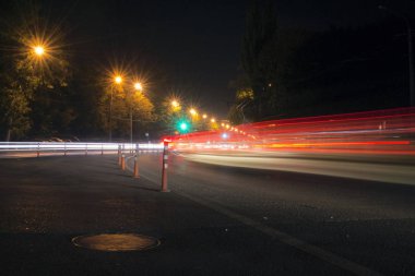 Gece otoyolda gece trafiği