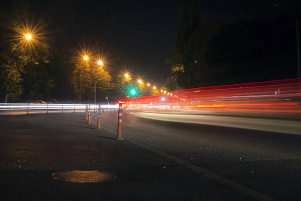 夜间公路上的交通 — 图库照片