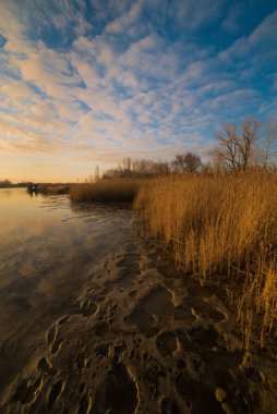 Gölün üzerinde gün batımı