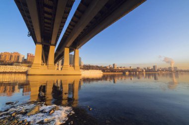 Köprü ve donmuş nehir manzarası
