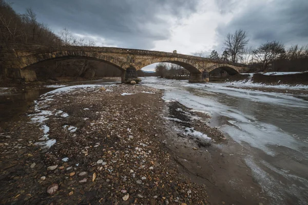 Oude Brug Rivier Winterlandschap — Stockfoto