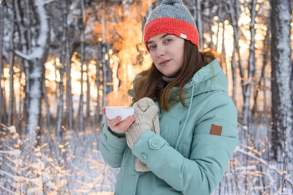 Очаровательная Женщина Крышкой Чая Зимнем Лесу — стоковое фото