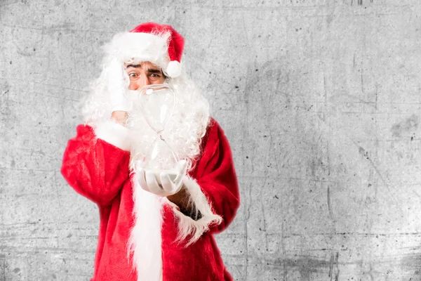 Kerstman met zandstrand klok — Stockfoto