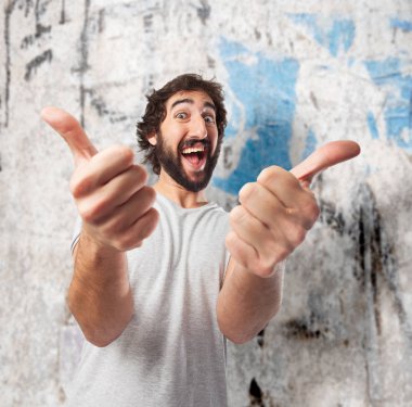 Tamam işareti ile mutlu genç adam