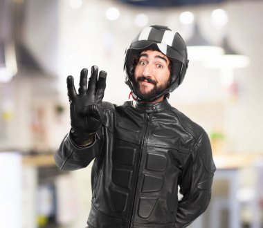 Dört numaralı ile mutlu motorcu