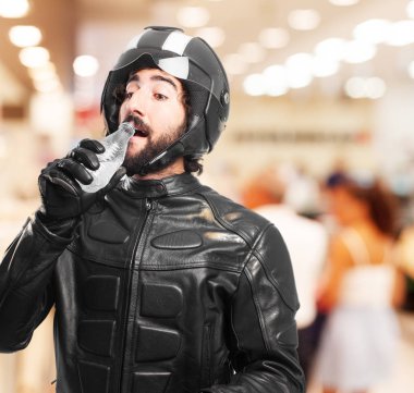 su şişesi ile mutlu motorcu