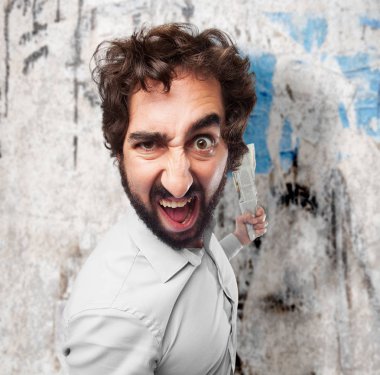 kızgın genç adam gazete ile