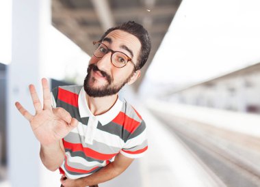 Tamam işareti ile çılgın genç adam