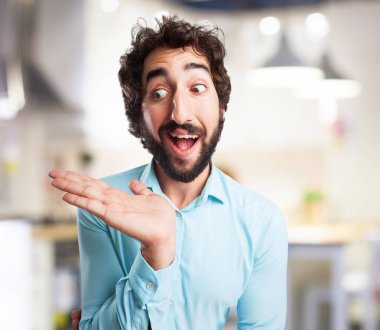 jest gösterilen şaşırmış genç adam