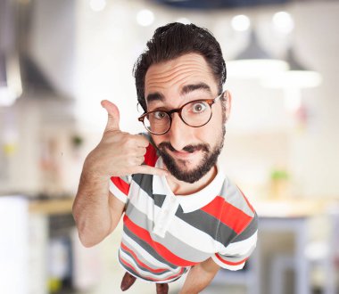 çağrı işareti ile çılgın genç adam