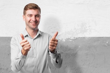 Tamam işareti ile mutlu işadamı