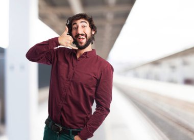 çağrı işareti ile mutlu genç adam