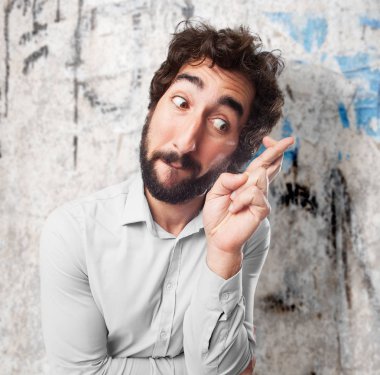 endişeli genç adam çapraz parmak