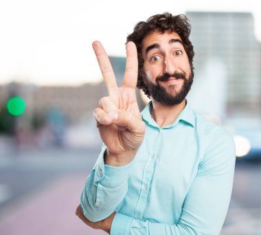 zafer işareti ile çılgın genç adam