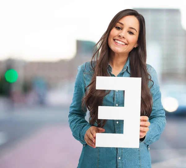 幸福的年轻女人，与字母 e — 图库照片