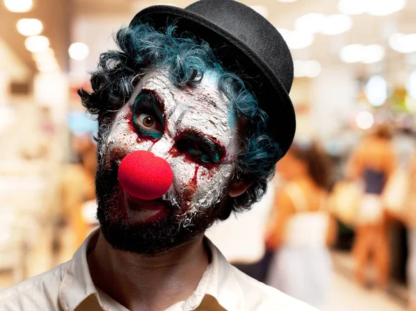 Crazy clown man med arga uttryck — Stockfoto