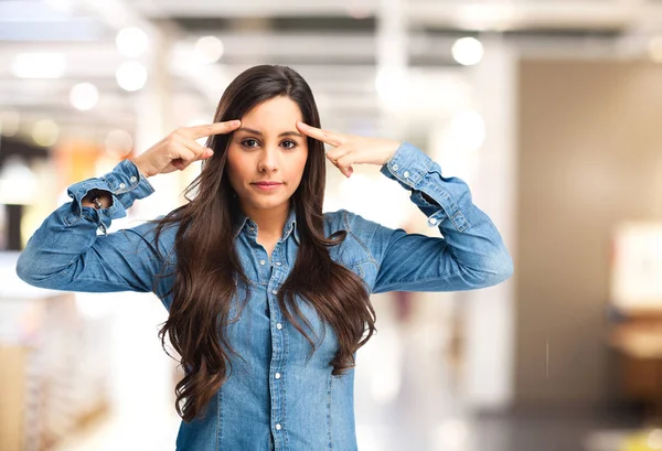 Feliz joven en pose concentrada —  Fotos de Stock