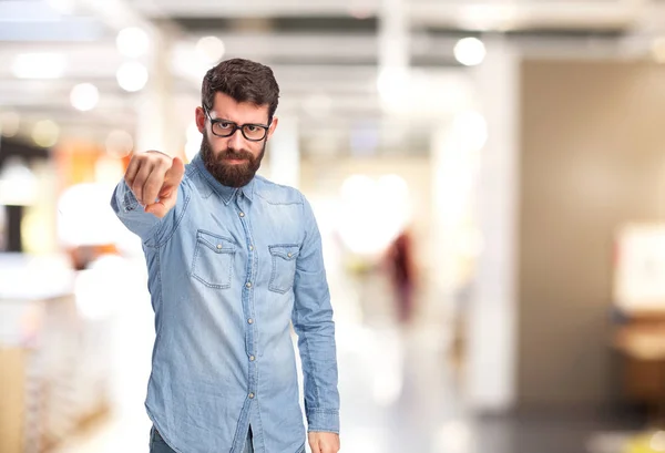 Jeune homme en colère pointant devant — Photo