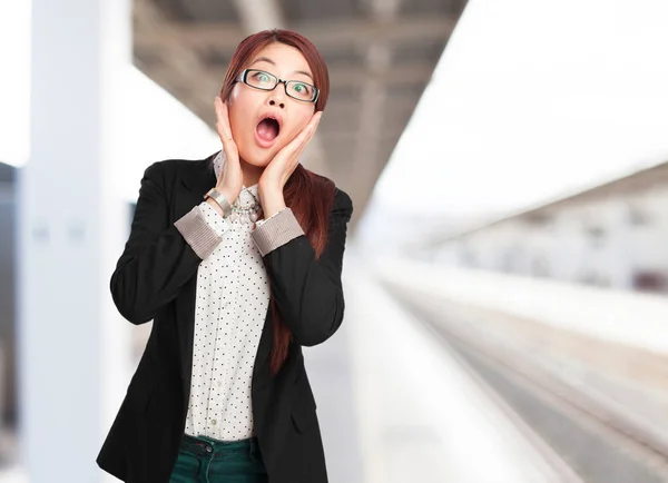 Überraschte Chinesin in besorgter Pose — Stockfoto