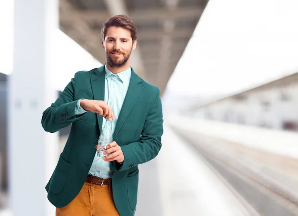 Glücklicher Geschäftsmann mit Wasserflasche — Stockfoto