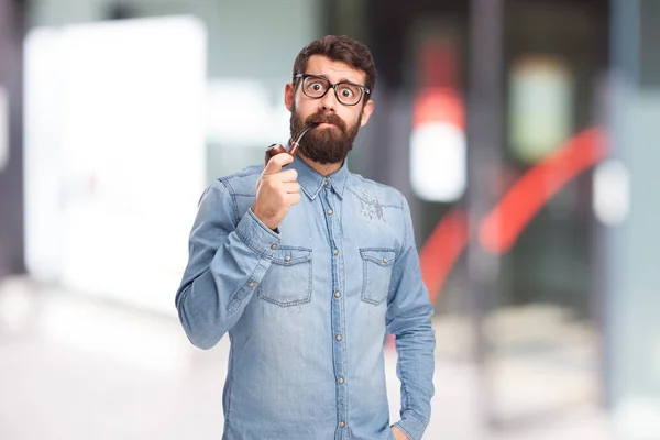 Langweiliger junger Mann mit Pfeife — Stockfoto