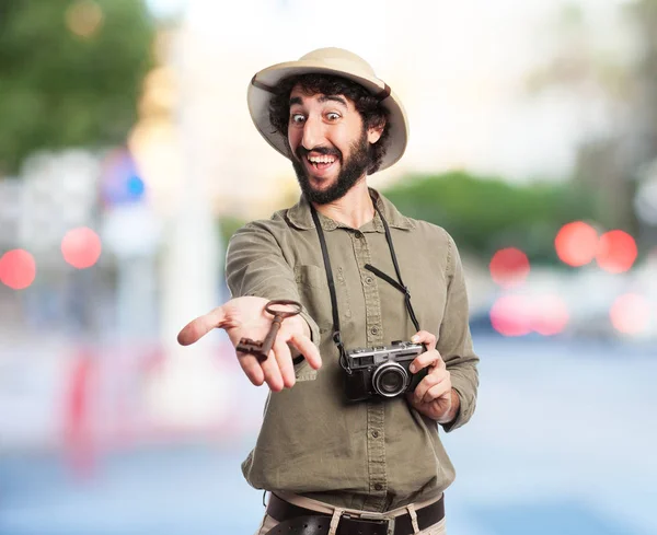 Homem explorador louco com chave vintage — Fotografia de Stock