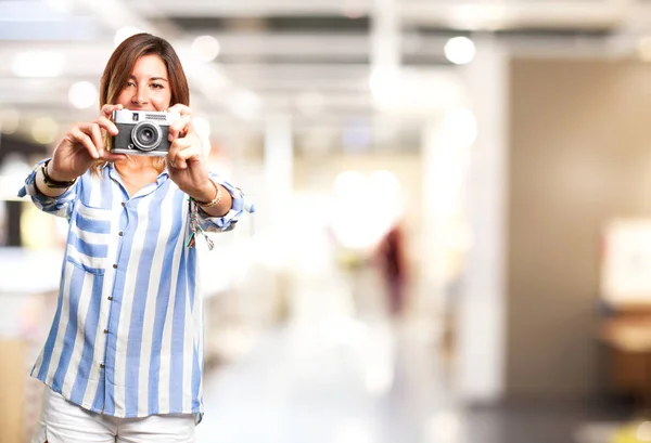 En lykkelig ung kvinne med kamera – stockfoto