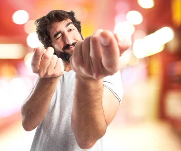 Jeune homme effrayé en pose fière — Photo