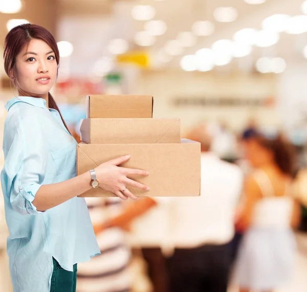 Mujer china feliz con cajas —  Fotos de Stock