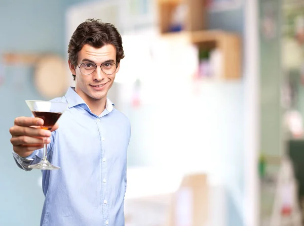 Mutlu genç adam alkollü içki ile — Stok fotoğraf