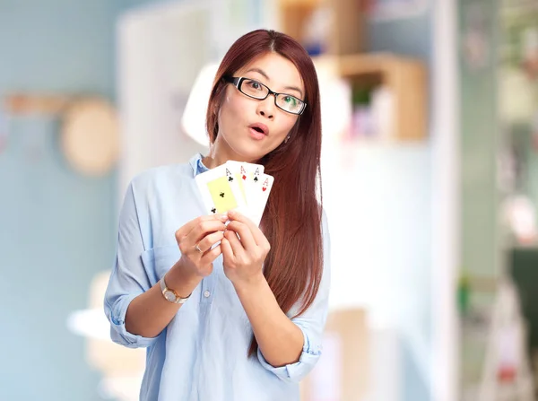 Щаслива китайська жінка з покерними картами — стокове фото