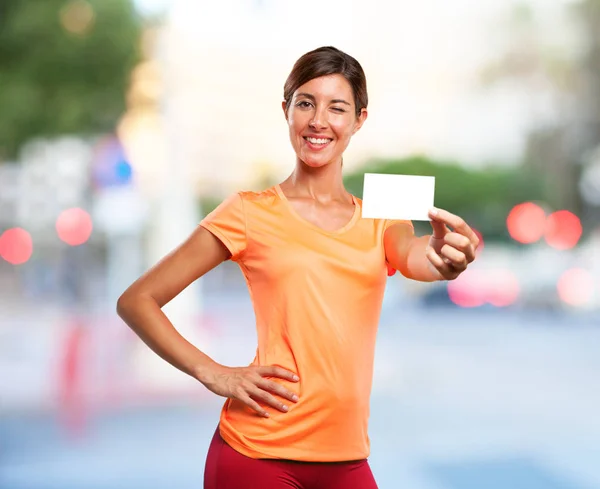 Femme sportive forte avec carte de visite — Photo