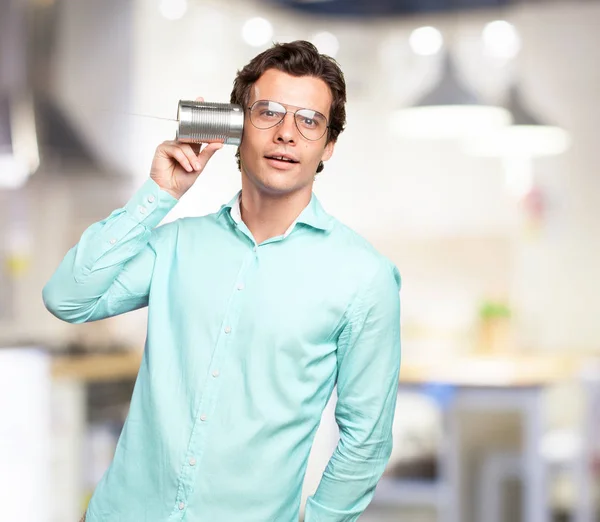 Gelukkig jongeman met telefoon van blikjes — Stockfoto