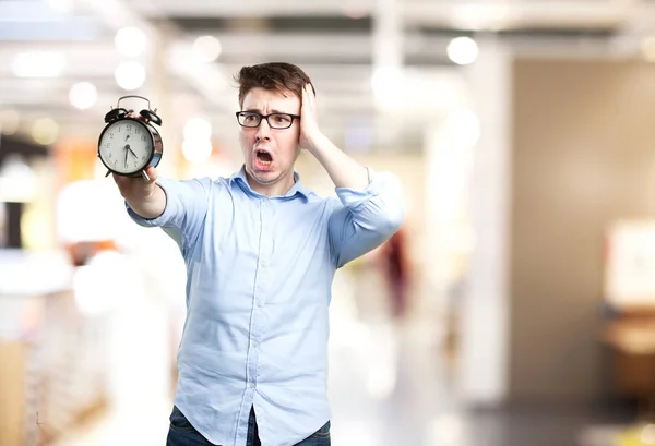 Preoccupato giovane uomo con orologio — Foto Stock