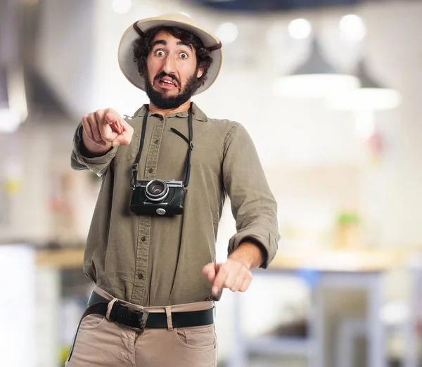 Crazy explorer man pekar — Stockfoto