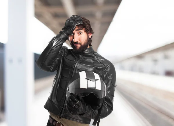 Motorista feliz con casco de motocicleta — Foto de Stock