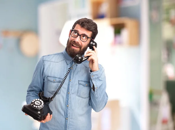 Heureux jeune homme avec téléphone — Photo