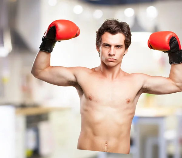 强壮的年轻男人拳击 — 图库照片