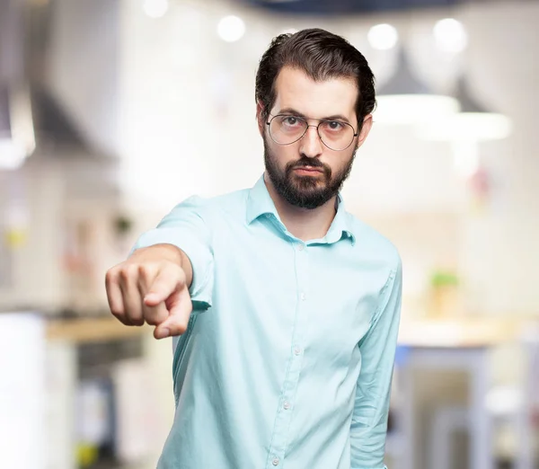 Angry young man aanwijsapparaat voorzijde — Stockfoto