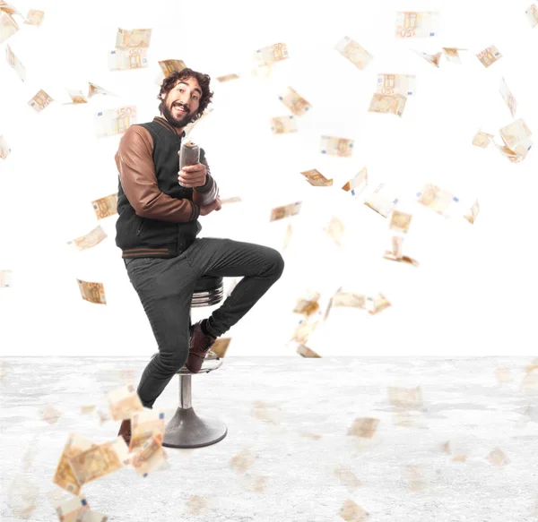 Uomo che beve birra sullo sgabello del bar — Foto Stock